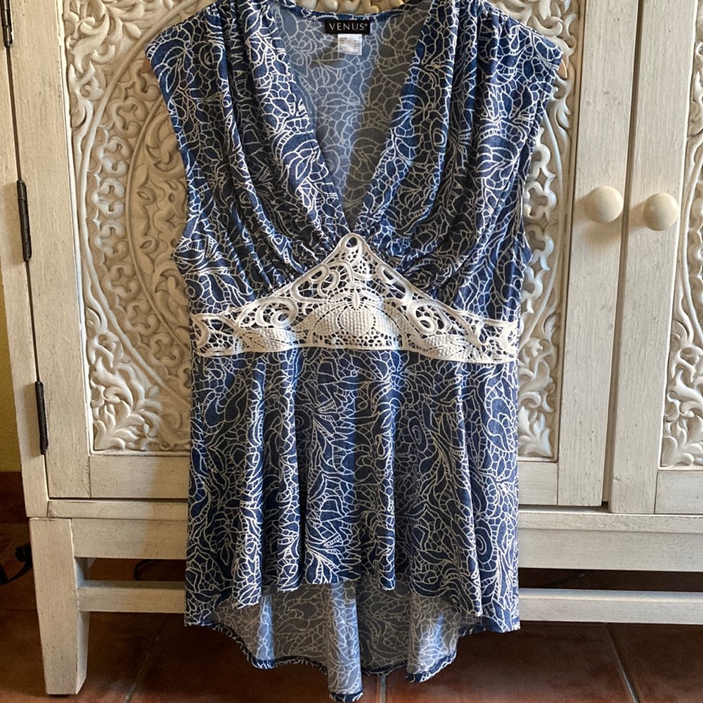 Venus sleeveless hi-low top
